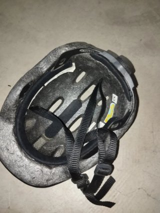 Casco infantil con pingüinos