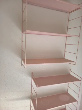 Estanterías metálicas rosas