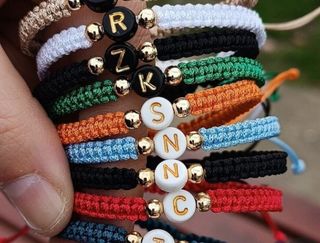 Pulseras tejidas a mano con perlas y oro laminado