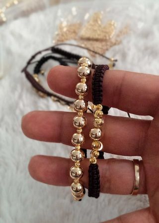 Pulseras tejidas a mano con perlas y oro laminado