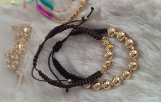 Pulseras tejidas a mano con perlas y oro laminado
