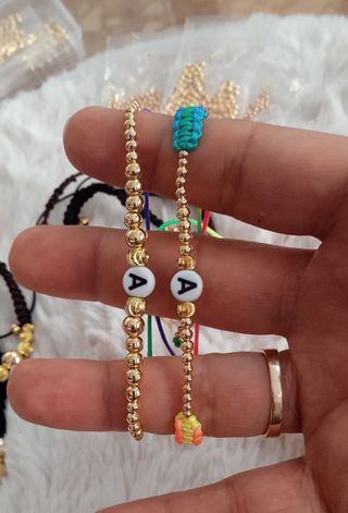 Pulseras tejidas a mano con perlas y oro laminado