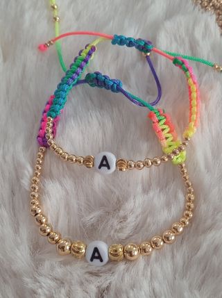Pulseras tejidas a mano con perlas y oro laminado