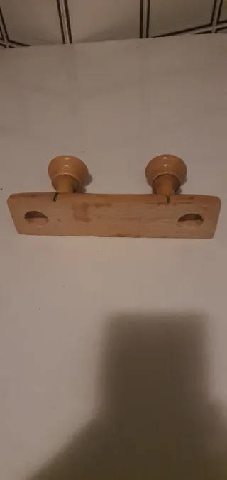 Appendiabiti in legno con 2 pomelli