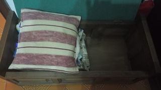 Baúl de madera con cojín rojo