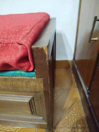 Baúl de madera con cojín rojo