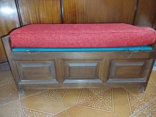 Baúl de madera con cojín rojo