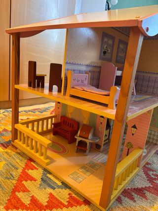 Casa de muñecas de madera