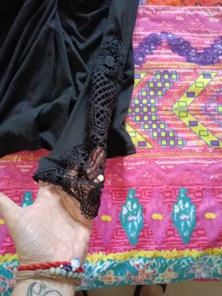 Camiseta negra con nudo frontal