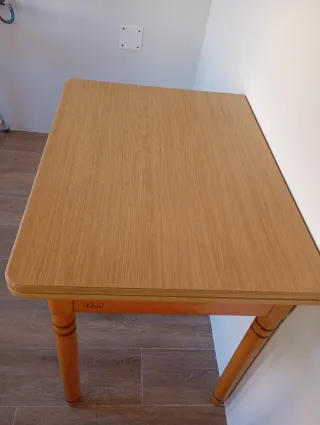 Mesa plegable, 2 sillas y taburete