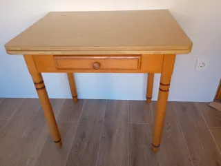 Mesa plegable, 2 sillas y taburete