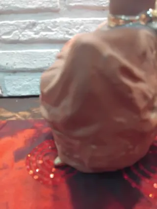 Figura de mujer con sombrero dorado