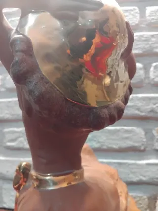 Figura de mujer con sombrero dorado