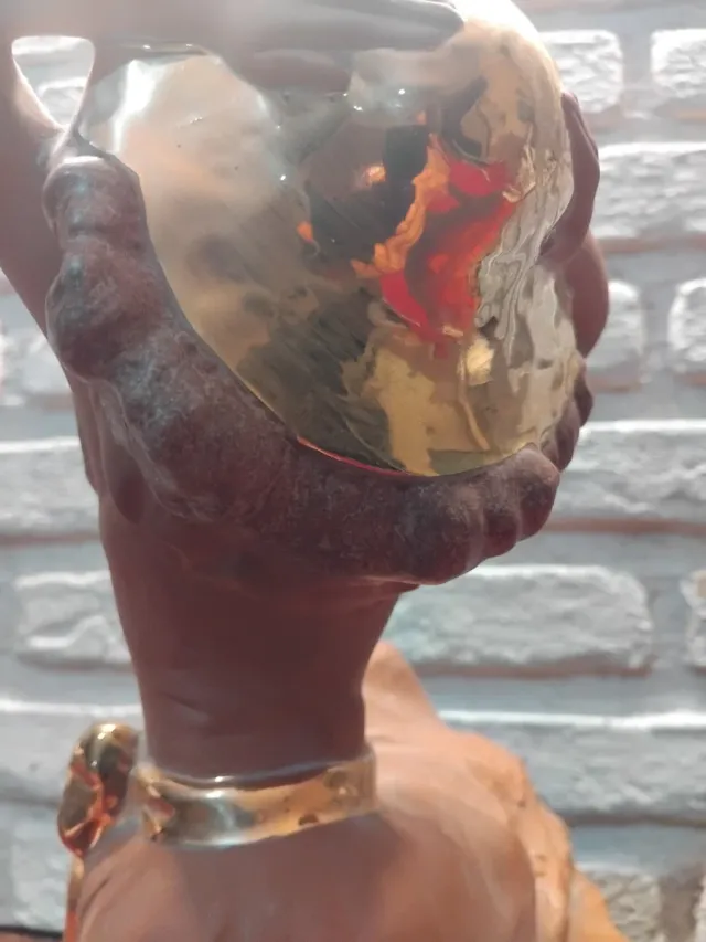 Figura de mujer con sombrero dorado