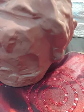 Figura de mujer con sombrero dorado