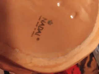 Figura de mujer con sombrero dorado