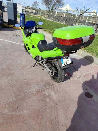 Suzuki GSX 750F Verde