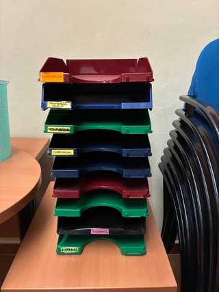 Mesa, sillas y armario de oficina