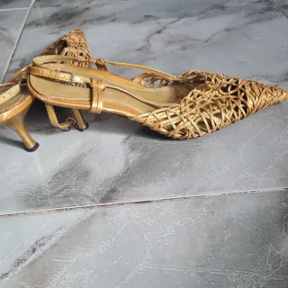 Zapatos dorados de tacón con tiras