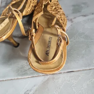 Zapatos dorados de tacón con tiras