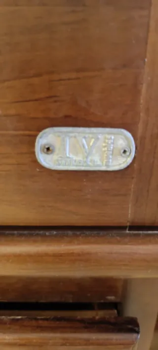 Mueble de baño madera y lavabo blanco