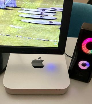 Mac mini, monitor, altavoces, teclado y ratón