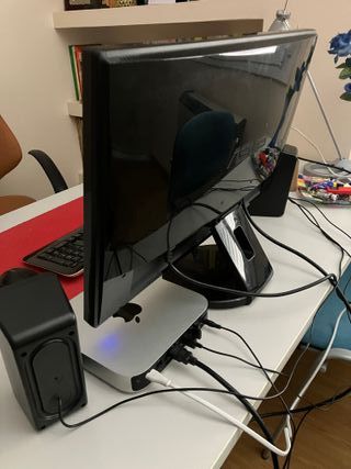 Mac mini, monitor, altavoces, teclado y ratón