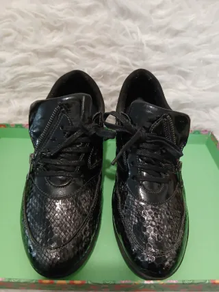 Zapatillas negras y plateadas