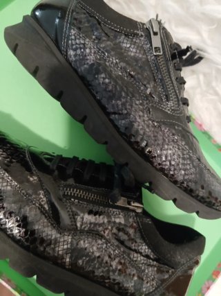 Zapatillas negras y plateadas