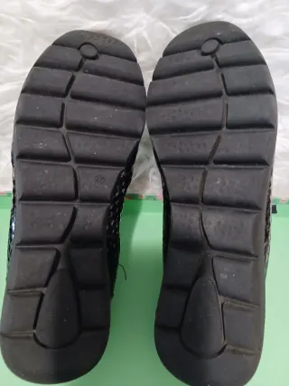 Zapatillas negras y plateadas