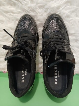 Zapatillas negras y plateadas