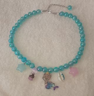 Collar azul y morado con dijes