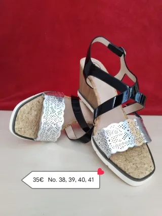 Sandalias de cuña negras y plateadas