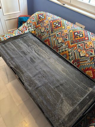 Sofá cama con funda azul y blanca