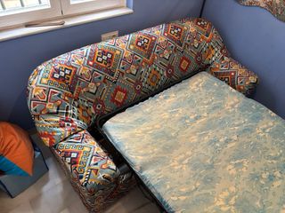 Sofá cama con funda azul y blanca
