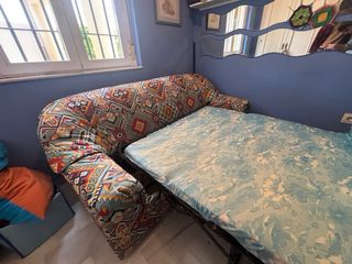 Sofá cama con funda azul y blanca