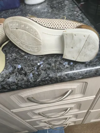 Zapatos beige y dorados
