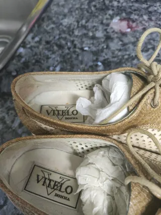 Zapatos beige y dorados