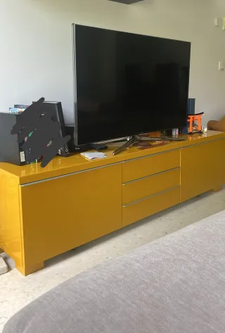 Mueble TV moderno amarillo