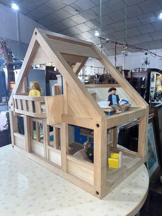 CASA DE MUÑECAS DE MADERA