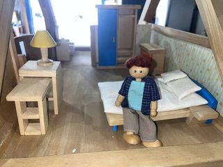 CASA DE MUÑECAS DE MADERA