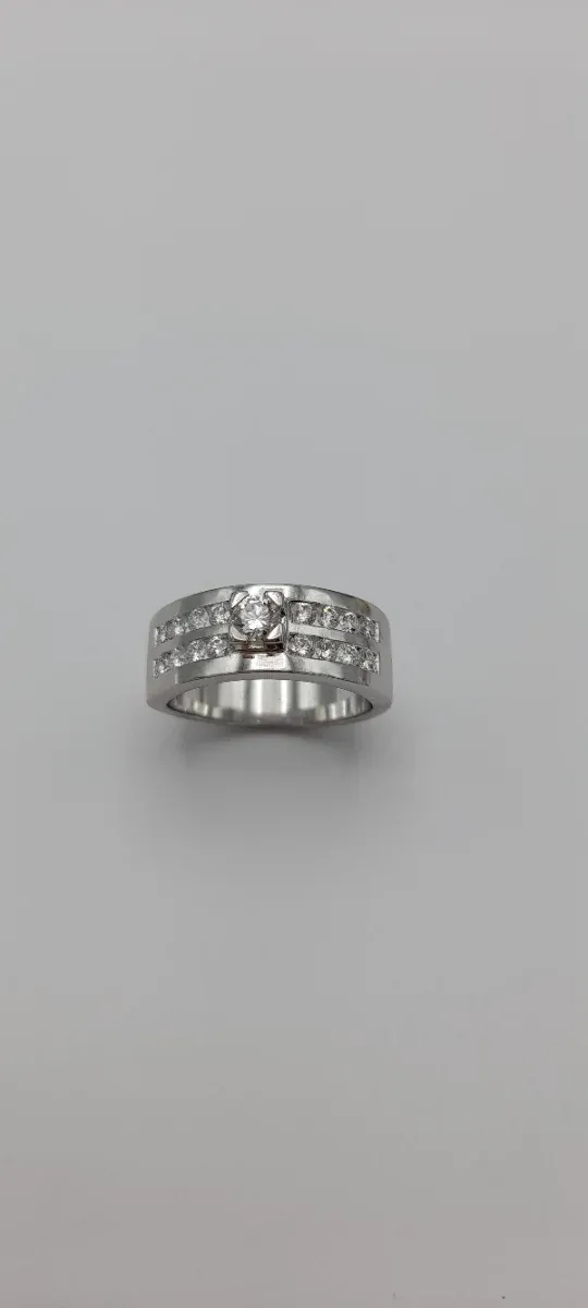 Anillo de oro de blanco 18kt con brillantes.