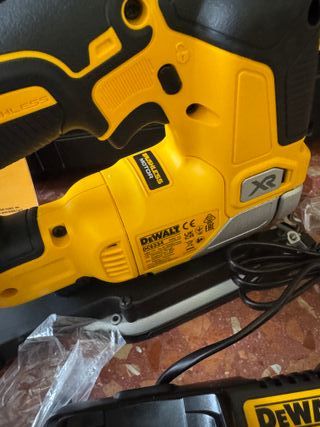 Caladora DeWalt DCS334 XR 18V con maletín