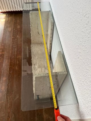 Mueble recibidor de piedra y cristal