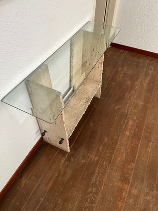 Mueble recibidor de piedra y cristal