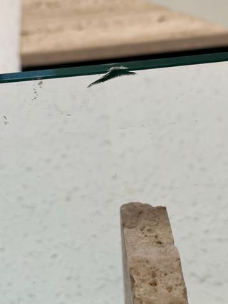 Mueble recibidor de piedra y cristal