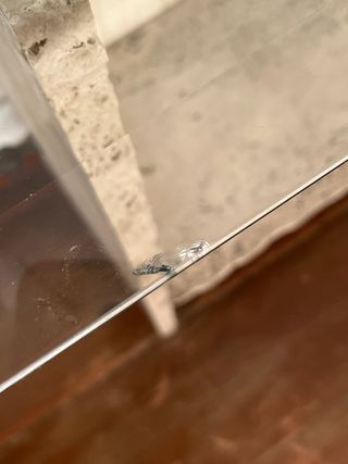 Mueble recibidor de piedra y cristal