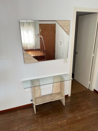 Mueble recibidor de piedra y cristal