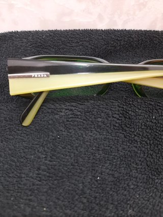 Gafas Prada Negras y Verdes pálido.