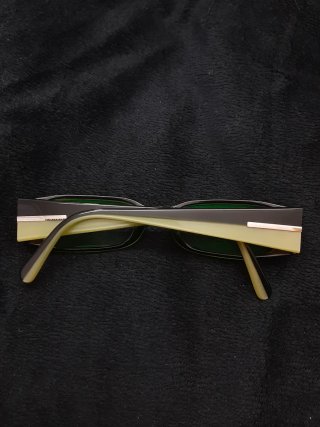 Gafas Prada Negras y Verdes pálido.